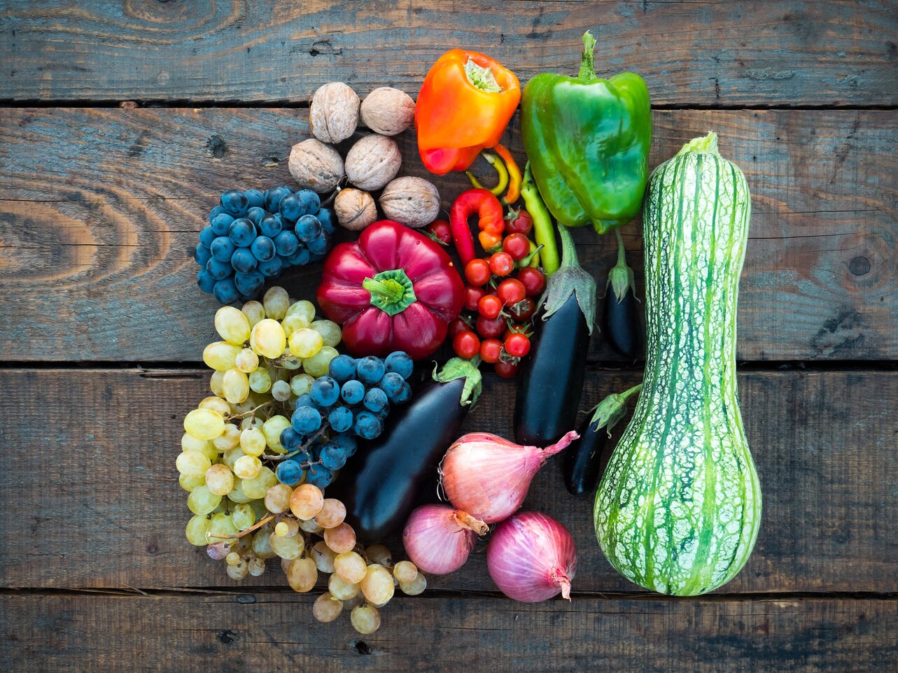 productos naturales varios en frascos de vidrio y bolsas de tela