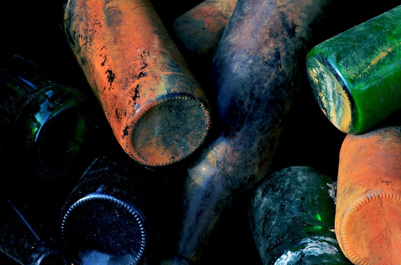 productos naturales varios en frascos de vidrio y bolsas de tela
